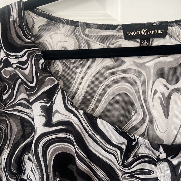 Sheer black white swirl ruched Almost Famous top - Picture 2 of 4